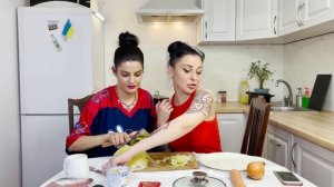 Іра Слюнько і Лена Пітин готують голубці для нашого голубчика