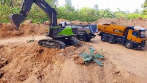 Радиоуправляемый экскаватор В работе