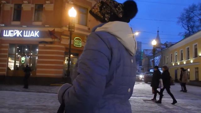 Приставучие бабки говорят о деньгах на Старом Арбате