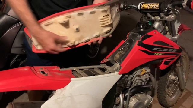 How To Remove The Seat On A Honda CRF150F Dirtbike смотреть онлайн