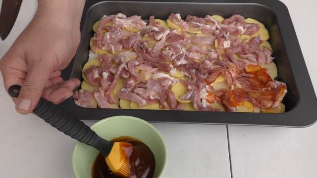 ДОЧКА ОБОЖАЕТ ЗАПЕЧЕННУЮ КАРТОШКУ с МЯСОМ, ЛУКОМ и СОУСОМ на ГРИЛЕ Готовим и релаксируем под дождём
