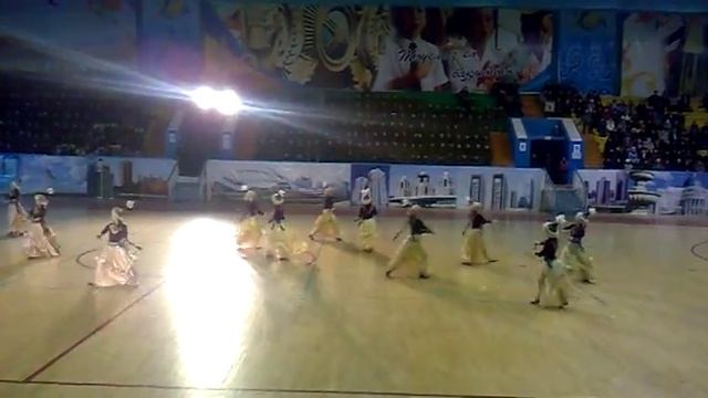 Красиво танцуют(Казахский танец)