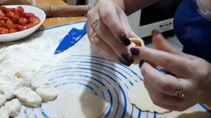делаем домашние вареники с клубникой.