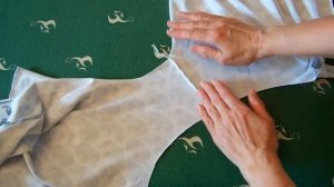 Обработка горловины футболки бейкой из основной ткани.