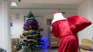 Дед Мороз кладет подарки