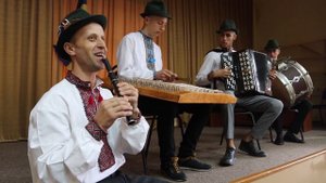 Гуцульські музики. Гуцулка до співання. Гуцулка до танцю