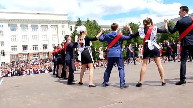 Синхронность движений для такого количества участников необыкновенная