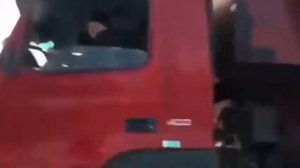 Вольво самосвал вытаскивает фуру