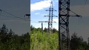 Провода вл 35 КВ весят низко 4 м от земли уступает ЛЭП 250 КВ