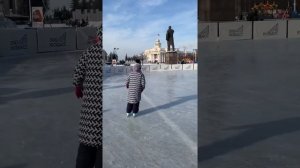 Как кататься на коньках задом наперёд