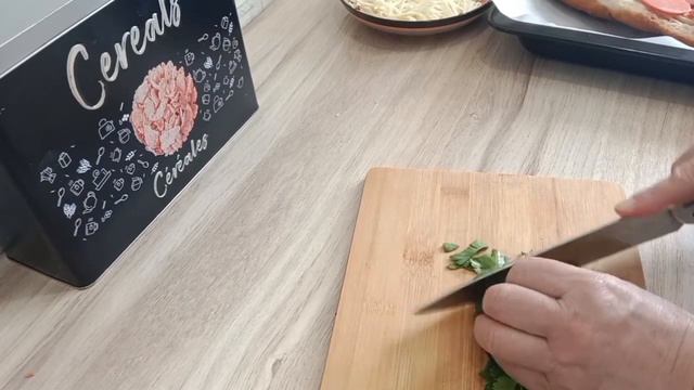Пицца без замешивания теста💯 Ооочень просто и вкусно 😋
