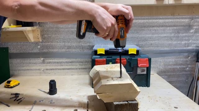 09 Аккумуляторный инструмент AEG: импакт AEG BSS 12C, МФИ AEG BMT12C, перфоратор AEG BBH12. смотреть онлайн