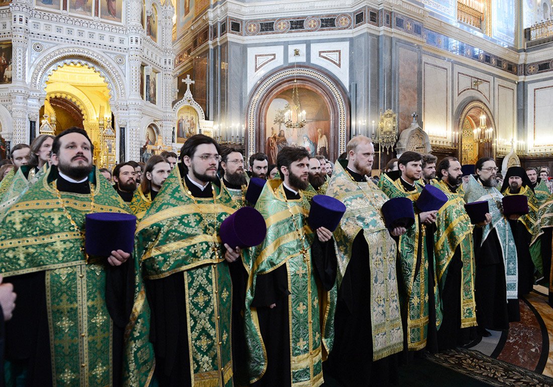 Священник православной церкви в рясе