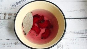 Маринованный мелкий лук со свеклой в банке на зиму