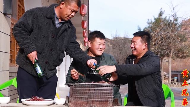 120买大块驴心烤肉！配上万能沾串串调料，满嘴肉香吃到撑！【黄土兄弟】 смотреть онлайн