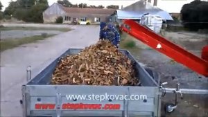 Рубильная машина для производства дров URBAN SMH 70 с выводным конвейером.