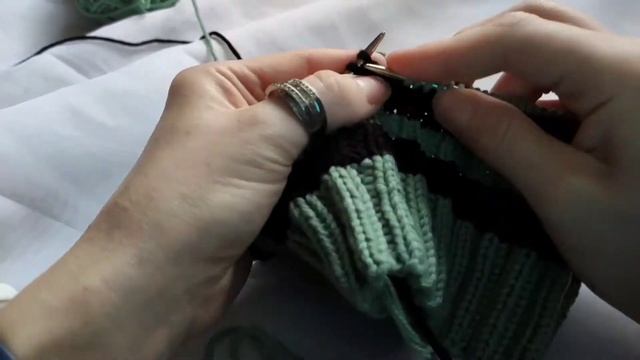 Смена цвета нити при вязании по кругу резинкой 2х2