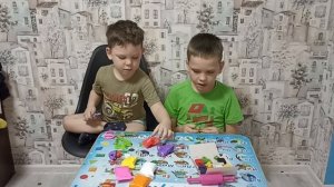 лепим с братом вазу с цветами