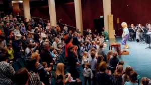 Рон Клаксон и Оркестр русских народных инструментов в Московском международном Доме музыки.