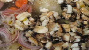 Сливочный грибной суп с курицей и паутинкой