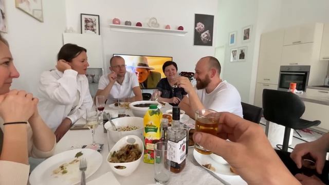 Дружно работаем на даче, посадили помидоры, сыновья помогают в работе, посиделки за столом