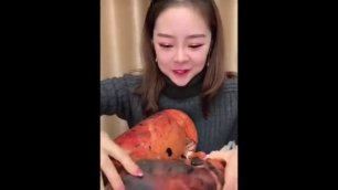 Азиатка пробует омара