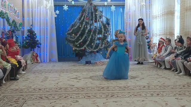 Танец Принца-Щелкунчика и Мари (Вальс, старшая группа) смотреть онлайн