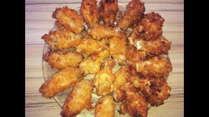 Куриные крылья в чипсах.