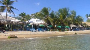 Дарьюш и Злата купаются на море.