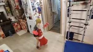 Злодей в костюме Деда Мороза хочет испортить праздник!