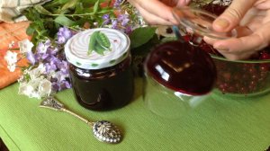 Переворачиваю рюмку, а сироп из красной смородины остается внутри