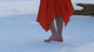 Она в красном босиком по снегу She in red barefoot in the snow