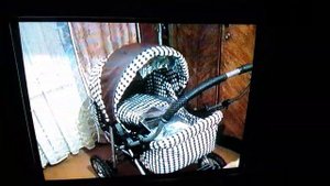 Семейный Вихаэсник, архив,- пеленание ребёнка.