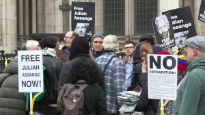 В Лондоне сторонники Ассанжа собрались у здания суда перед слушанием по экстрадиции