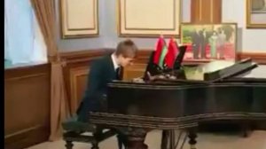 Николай Лукашенко играет на пианино тему из Bad Piggies