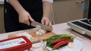 КУХНЯ БАЛХАЙ: Выпуск 32 - Кимчи поккым: тушеное кимчи с мясом (Джунсун Ким)