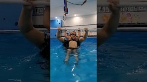 Маленькая Алиса покоряет волны