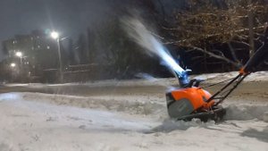 Убираем снег электрическим снегоуборщиком DAEWOO 3000