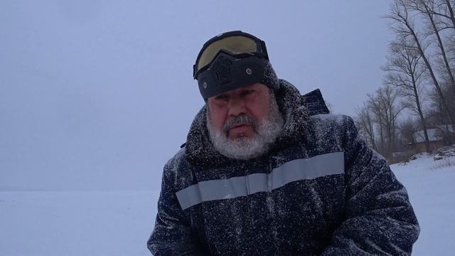 Жена плакала от страха, но ехала. Переезд через Волгу в буран! смотреть онлайн