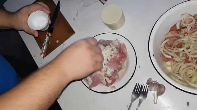 КАК ПРИГОТОВИТЬ ВКУСНЫЙ ШАШЛЫК ИЗ СВИНИНЫ И КУРИЦЫ НА МАНГАЛЕ? Простой рецепт с минимумом продуктов