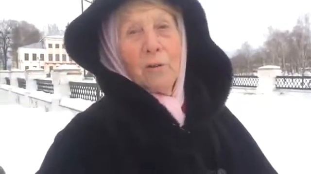 Прикол .Бабка жарит!!!