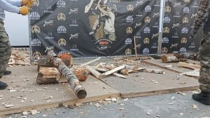 Рубка и колка бревен легким лесным топором SUPERTOPOR .