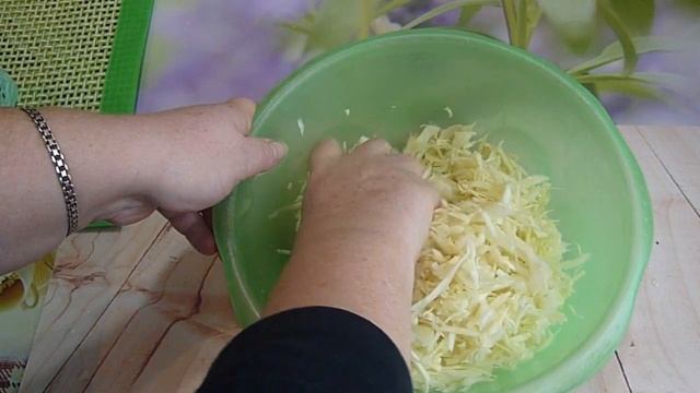 Вкусный простой САЛАТ из капусты колбасы горошка и майонеза смотреть онлайн