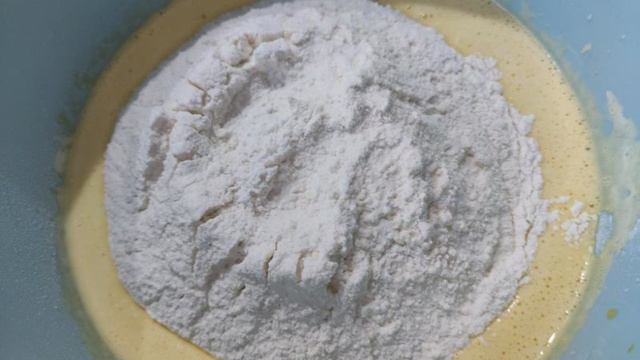 Кулич-краффин с маковой начинкой