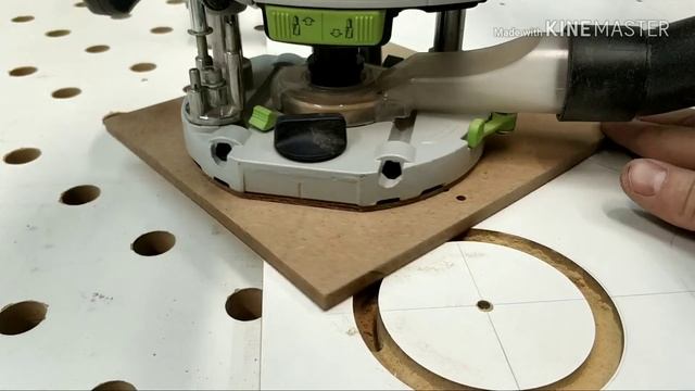 Много отверстий правильной формы при помощи ручного фрезера смотреть онлайн