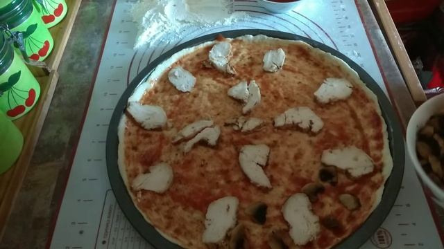 Вкуснейшая домашняя пицца на тонком дрожжевом тесте смотреть онлайн