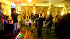 Виталий Романов поёт для гостей сказки востока