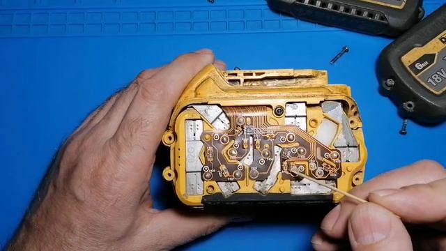 Основная поломка аккумулятора Dewalt Flex volt. Как отремонтировать