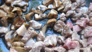 Рис с шампиньонами и свининой в мультиварке