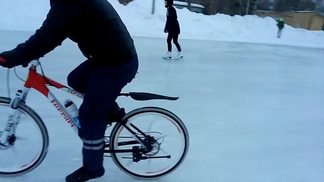 Зимой на веле да по зимнему льду :) смотреть онлайн